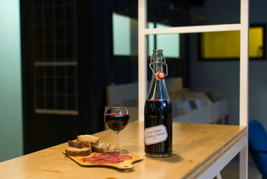 Un verre de vin et une planche sur une table en bois