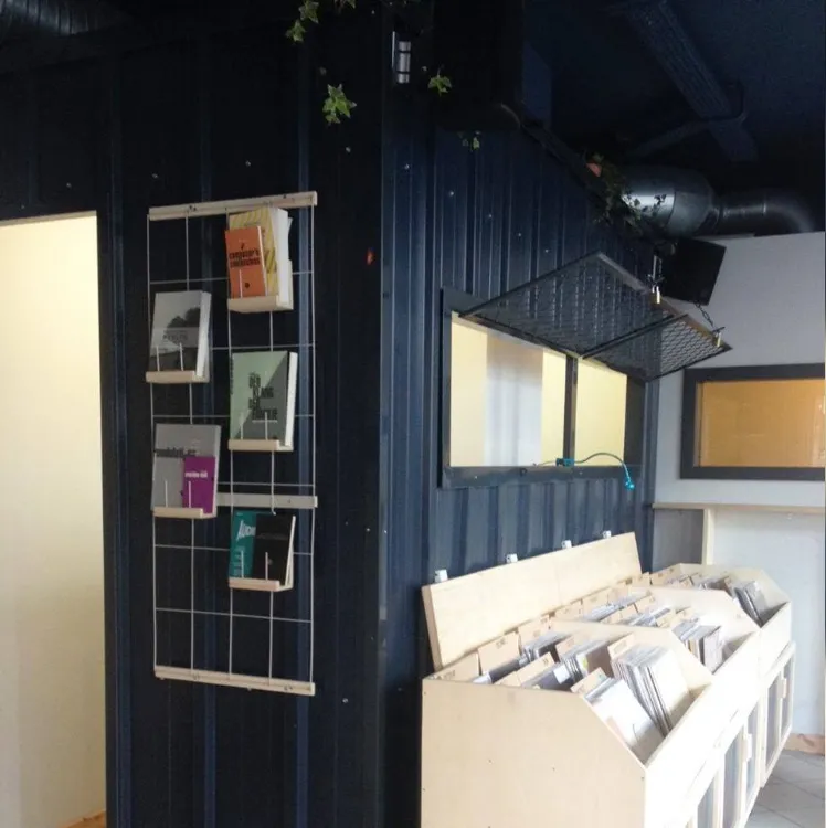 Bacs de vinyles contre un mur bleu nuit